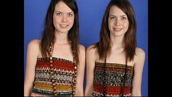 Одинаковые близнецы-лесбиянки позируют вместе и демонстрируют все ...