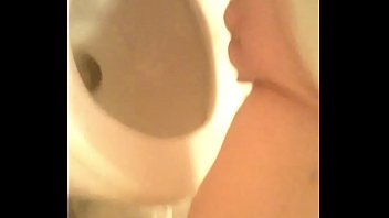 Девушка с безволосой киской поймана писающей на камеру в ванной