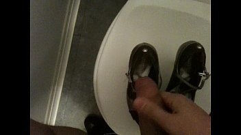Sperma auf meinen Kollegen Heels in Toiletten 02