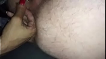 Salope baise le cul du mâle jusqu'à ce qu'il éjacule dans sa bouche