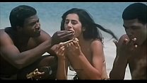 L'actrice indienne Kitu Gidwani Topless dans le film français Black
