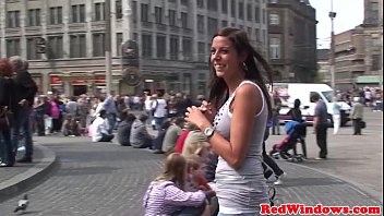 Zierliche holländische Prostituierte, die vom Touristen geschlagen wurde