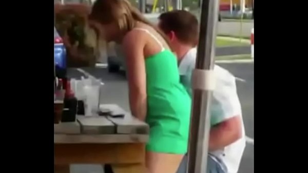 Casal fazendo sexo em um restaurante