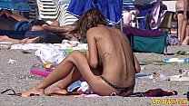 Vídeo de close up de Voyeur de praia amador jovem lindo em topless