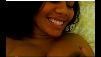 Девушка Trini сосет собственную грудь