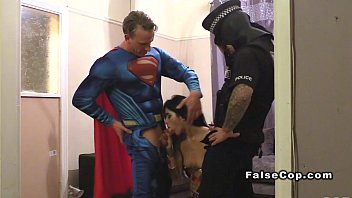Maskierter Fake Cop und Superman Bang Babe
