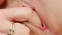 Горячая соло-девушка Никита мастурбирует пальцами на Give Me Pink