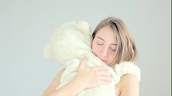 Heiße nackte Blondine knuddelt ihren Teddybär