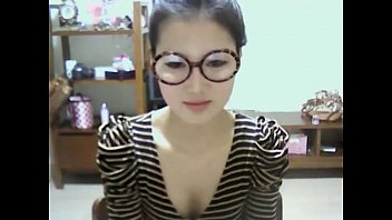 Симпатичная корейская девушка показывает себя перед вебкамерой - niktsieniedowie.pl