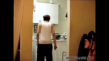 Video porno gay Un garçon blanc prie de la pisse et des photos d'hommes buvant de la pisse d'hommes