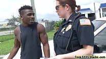 Hure große Brüste Polizistin ausgenutzt jüngeren schwarzen Schwanz