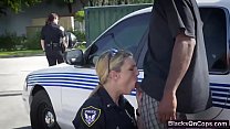 Lesbische Polizisten verwandeln die Situation in eine erregende