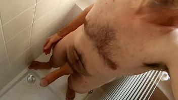 Branle éjac sous la douche