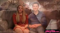 Сексуальная и симпатичная пара в первом сексе в тройничке в любительском видео
