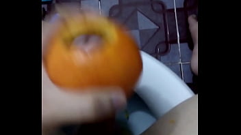 Se masturbando com uma laranja