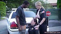 putas policiais nojentas e peituda fodidas com por um negro que prenderam