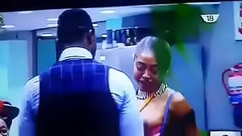 Big Naija Cocoice entblößt ihre Brüste, stillt Bassey