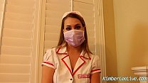 L'infirmière Kimber Lee donne une branlette dans ses gants de latex ts!