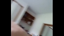 Câmera escondida. Ótima visão da minha mãe se masturbando no banheiro