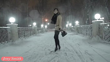 Jeny Smith nue dans la neige tombe en marchant dans la ville