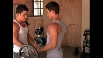 Zwei heterosexuelle Männer im Fitnessraum