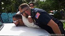 初めてのゲイ警察のセクシーなコックのお尻私たちは彼のバイキャッチをいくつか与えました