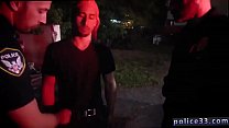 Полицейский раздевается, мужчины обнажены и полиция, горячая гей-секс-вечеринка трахается в полиции