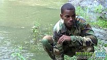 Cazzo-forte ragazzo soldato vicino al fiume