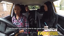 Une fille noire aux gros seins de Fake Driving School échoue à un test avec une examinatrice lesbienne