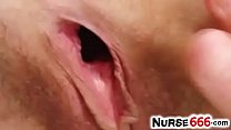 Amanda Vamp una enfermera caliente mostrando su chocho peludo desagradable