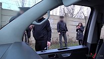 Hardcore-Action im Van, unterbrochen von echten Polizisten