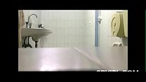 Публичный душ, горячее тело, клип перед скрытой камерой