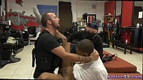 Гей-полицейский трахается в фильме и вижу обнаженных мужчин-полицейских в ограблении подозреваемого