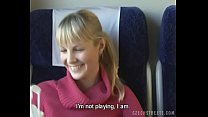 Rues tchèques Fille blonde dans le train