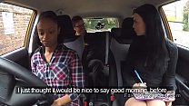 Экзаменатор по вождению и чернокожий оральный секс в машине