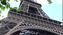 Sexo extremo na Torre Eiffel em Paris, França com uma garota bonita e 2 rapazes