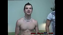 Video di ragazzi gay sexy con nudo Sotto la sua T-shirt era molto bravo