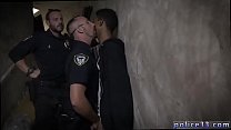 Des policiers en costume chaussent du porno gay et de la police, un suspect vidéo sur