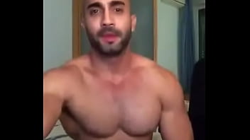 Sexy muscle guy showing himself - Gostoso musculoso se exibindo