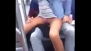 Petit ami baise dans le métro