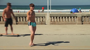 Minet danse sur la plage avec bosse speedo