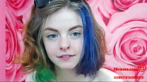 Hot tätowierte Mädchen mit gefärbten Haaren masturbieren