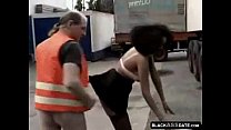 A prostituta negra andando em um caminhoneiro adulto lá fora