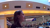 Очаровательную чешскую милашку соблазнили в торговом центре и трахнули в видео от первого лица