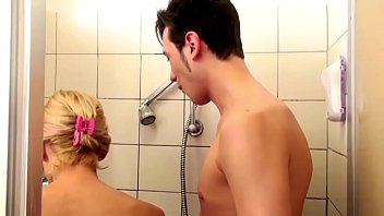ドイツのステップママはシャワーで息子を助け、性交を誘惑する