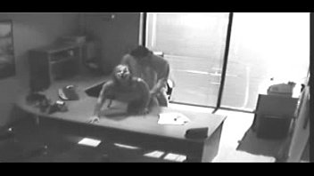 Câmera de segurança filma sexo no escritório na mesa