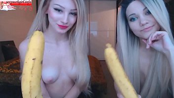 Dos amigas sexys chupan plátanos :) (webcam, chaturbate, bongacams)