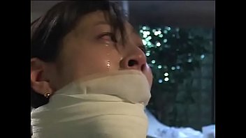 Грязная азиатская сучка Арими Мизусаки связали, заткнули рот кляпом и пороли до слез.