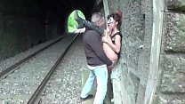 Puta italiana follada en la estación traga semen