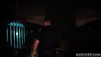 Policial negro chupando menino e sexo bunda gay O mano leva o
